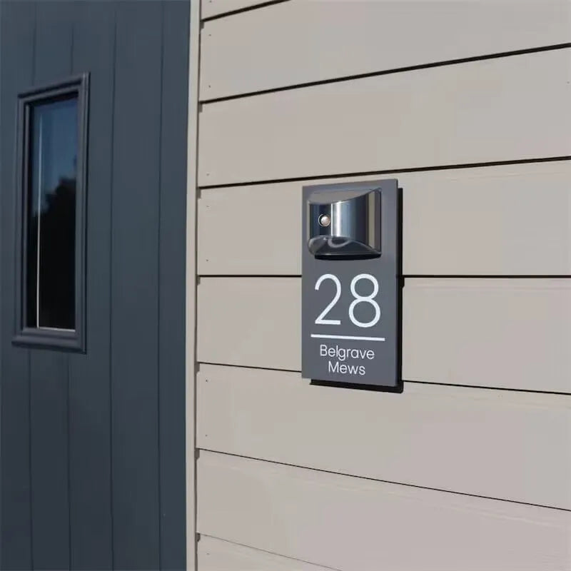 Placă de ușă solară personalizată: eleganță și vizibilitate 